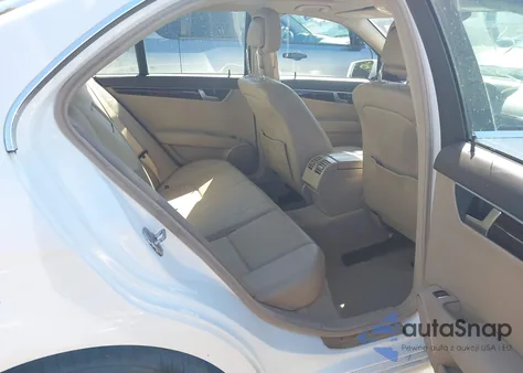 2013 Mercedes-Benz C 300 Sport 4Matic z USA, uszkodzony, nr VIN WDDGF8AB6DR278419